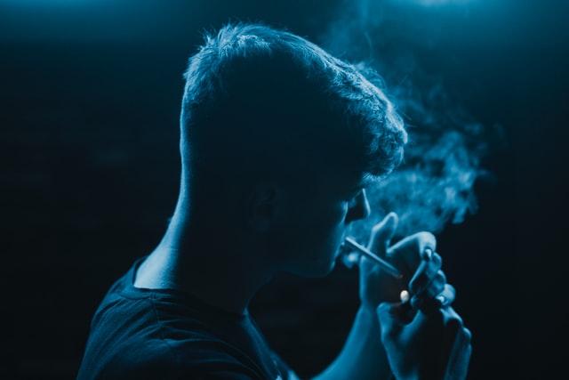 muž kouří cigaretu