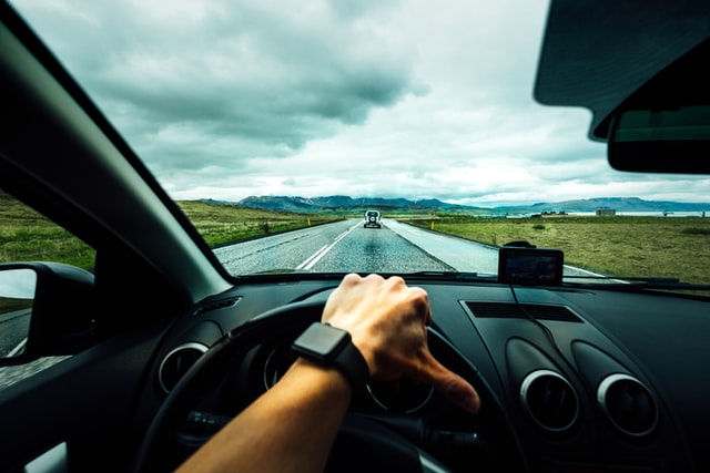 ruka na volantu automobilu