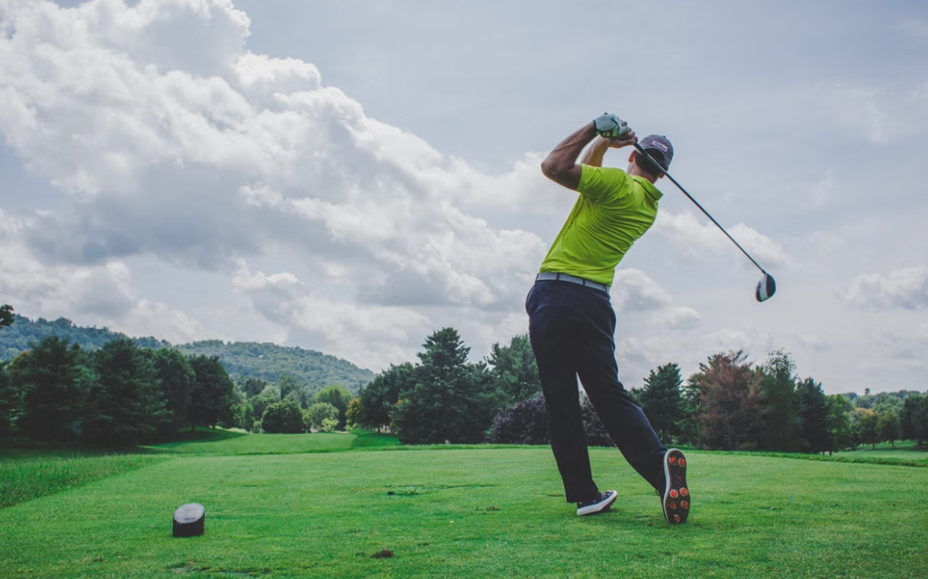 golfista při odpalování míčku